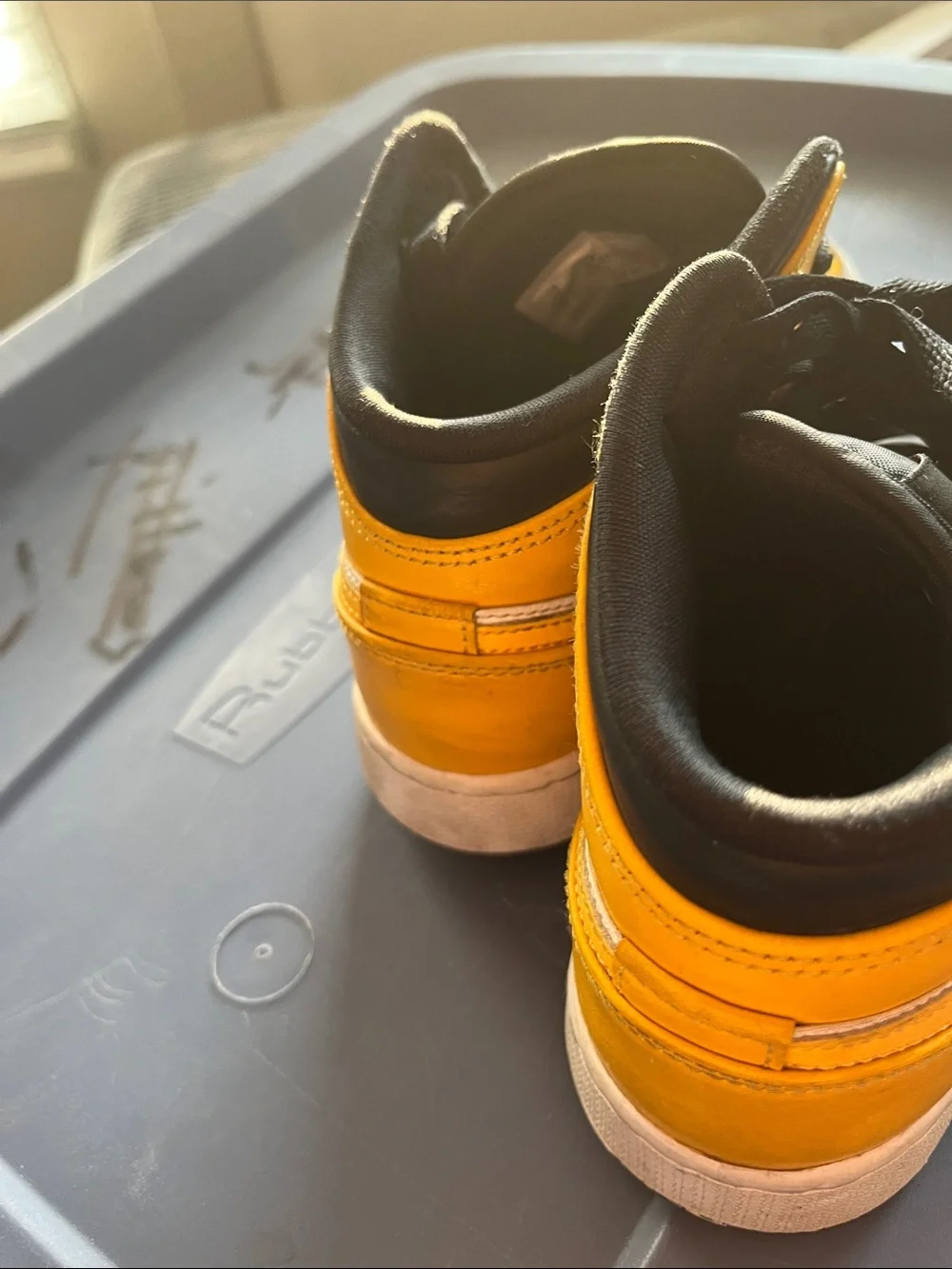 Jordan 1 Mid University Gold (GS)  Sneakers sz 4